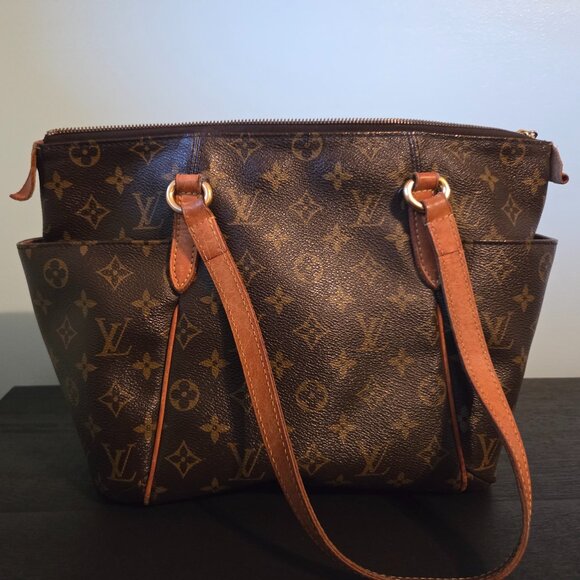 Louis Vuitton - Picture 1 of 4